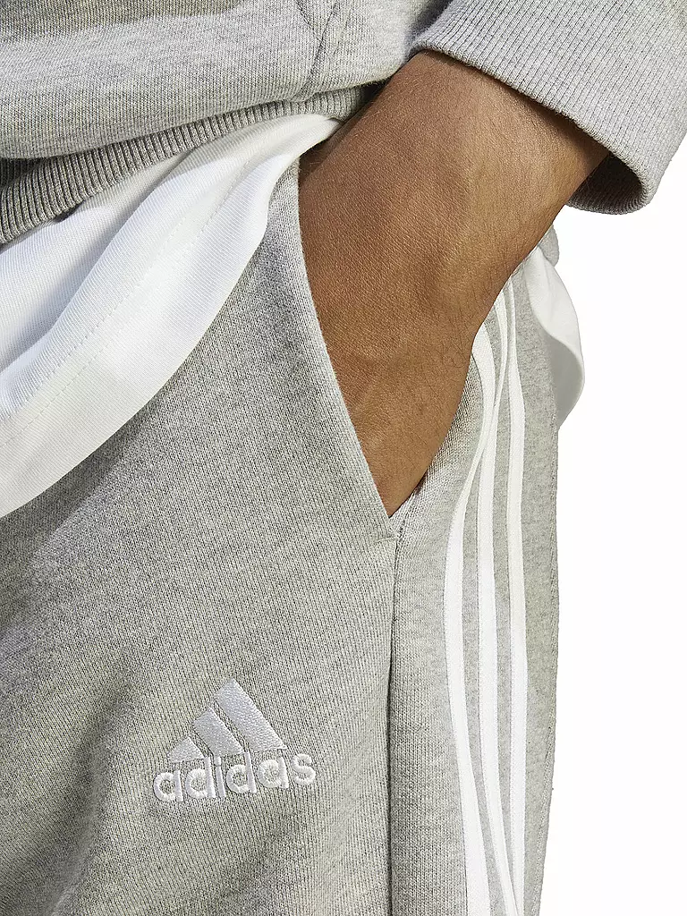 ADIDAS | Pantalón de chándal para hombre Essentials French Terry con puños cónicos y 3 rayas | Gris