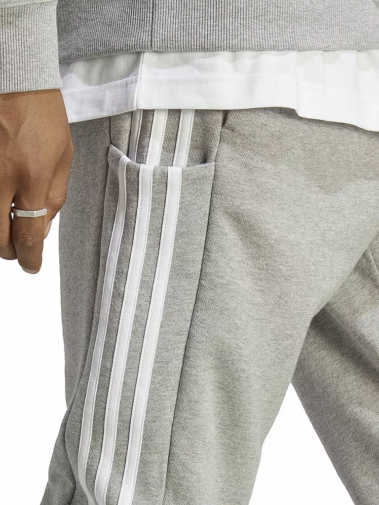 ADIDAS | Pantalón de chándal para hombre Essentials French Terry con puños cónicos y 3 rayas | Gris