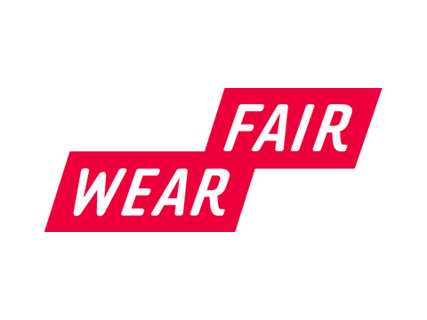 La imagen muestra un logo con las palabras "FAIR WEAR" en blanco, representadas sobre dos rectángulos rojos ligeramente desplazados. El texto está en negrita y en mayúsculas. El fondo es blanco.