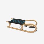 Ein Holzschlitten mit geschwungenen Kufen und einem schwarz-blau karierten Stoffsitz, dargestellt vor einem schlichten weißen Hintergrund.