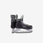 Ein Paar schwarz-silberne Bauer-Eishockey-Schlittschuhe mit weißen Kufen, dargestellt vor einem schlichten weißen Hintergrund.