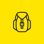 Einfacher schwarzer Umriss eines Rucksacks auf leuchtend gelbem Hintergrund. Der Rucksack hat eine Klappe mit einer Schnalle in der Mitte.