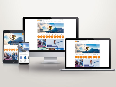 Auf vier Geräten wird eine Website mit Inhalten zu Outdoor-Abenteuern angezeigt. Auf einem Desktop-Monitor, einem Laptop, einem Tablet und einem Smartphone werden Bilder von Bergen und Skifahrern angezeigt. Das Design ist auf allen Bildschirmen einheitlich und demonstriert responsives Webdesign.