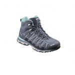 Ein blauer Wanderschuh mit grauer Sohle, geschnürt mit schwarzen Schnürsenkeln. Der Schuh hat ein strukturiertes Design mit Mesh-Einsätzen und ein hellblaues Innenfutter. Der Markenname ist seitlich sichtbar.