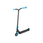 Ein schwarz-blauer Stunt-Scooter mit T-förmigem Lenker. Die Griffe und Räder sind blau und das Deck ist schwarz mit einem blauen Logo. Der Scooter ist vor einem schlichten weißen Hintergrund abgebildet.