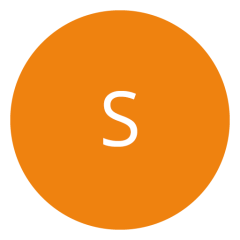 En el centro hay un círculo naranja con la letra blanca "S". El fondo es simplemente blanco.