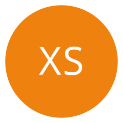 Círculo naranja con letras blancas "XS" en el centro.