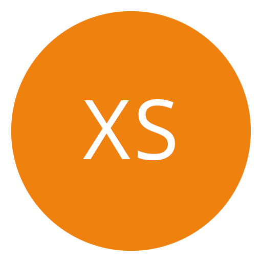 Círculo naranja con letras blancas "XS" en el centro.