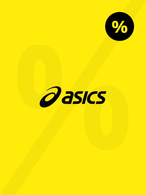Fondo amarillo con un signo de porcentaje grande y difuminado. En el centro, la palabra "asics" en letras negras y negritas. En la esquina superior derecha hay un pequeño círculo negro con un signo de porcentaje blanco.