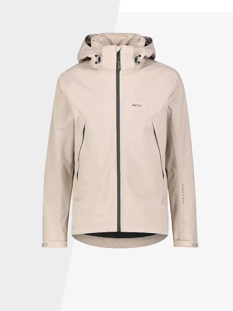 Chaqueta de lluvia beige con capucha, cremallera frontal y un discreto logo de la marca en negro en el pecho. Tiene bolsillos laterales con cremallera y puños ajustables. Ideal para actividades al aire libre y como protección contra la lluvia.