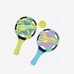 Zwei bunte Paddel mit dem Text "SUMMERSPLASH" und einem gelben Ball, entworfen für Strand- oder Outdoor-Paddelspiele, auf weißem Hintergrund.