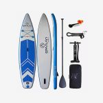 Aufblasbares Paddelbrett-Set mit Brett, Paddel, Handpumpe, Leine, Reparaturset und Tragetasche, alles auf einem weißen Hintergrund.