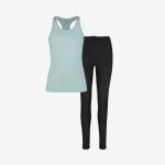 Hellblaues, sportliches Tank-Top, gepaart mit schwarzen Leggings, dargestellt auf einem schlichten weißen Hintergrund.