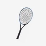 Ein Tennisschläger mit hellblauem Rahmen, schwarzem Griff und schwarzen Saiten, dargestellt auf einem schlichten weißen Hintergrund.