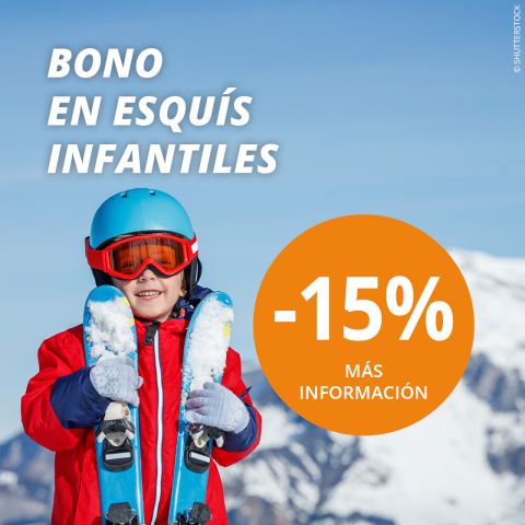 Un niño sonriente con ropa de invierno roja y un casco azul sostiene esquíes, con montañas nevadas al fondo. El texto en español ofrece un 15% de descuento en los pases de esquí para niños.