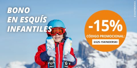 Un niño sonriente con ropa de esquí sostiene esquíes y está de pie frente a montañas nevadas. El texto ofrece un descuento del 15% en pases de esquí para niños con el código promocional GS25-15KINDERSKI.