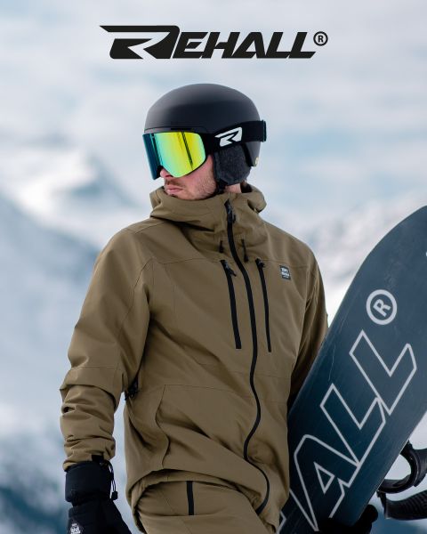 Un snowboarder con una chaqueta marrón claro y un casco con gafas reflectantes sostiene una tabla de snowboard, con montañas cubiertas de nieve al fondo y el logo de "REHALL" encima.