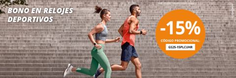 Una mujer y un hombre corren al aire libre en escalones. Un texto en español ofrece un descuento del 15% en relojes deportivos con un código promocional, junto a un gran círculo naranja con la inscripción "-15%" e información sobre el descuento.