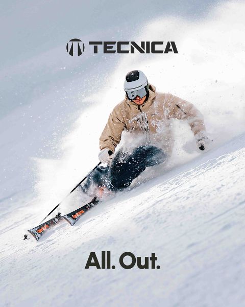 Un esquiador con un atuendo llamativo rosa y negro y un casco blanco desciende una ladera nevada, abriéndose paso entre la nieve. En el fondo, se alzan majestuosos picos nevados bajo un cielo ligeramente nublado. En la esquina superior izquierda se puede ver la palabra "Tecnica".