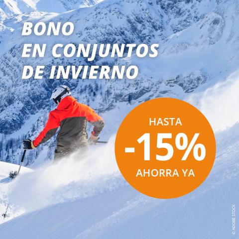 Un esquiador con una chaqueta roja desciende una ladera nevada; el texto ofrece un descuento en ropa de invierno: "BONO en conjuntos de invierno. Hasta -20%, ahorra ya" con picos nevados al fondo.