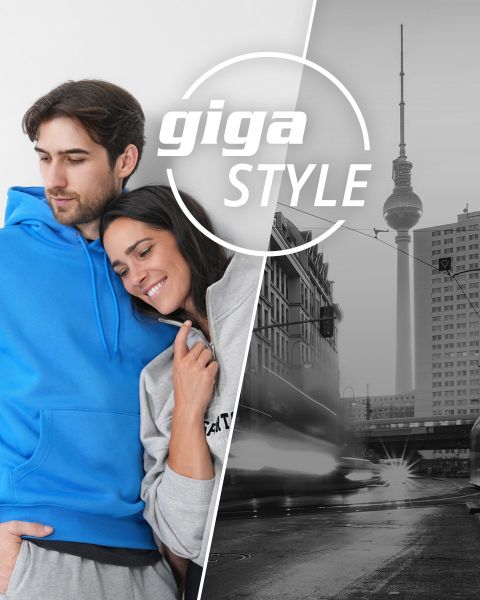 Un joven con una sudadera con capucha azul y una mujer sonriente con una sudadera con capucha gris están juntos a la izquierda, mientras que la derecha muestra un paisaje urbano en escala de grises con una torre alta. El texto "giga STYLE" aparece en la parte superior central.