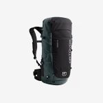 Ein grün-schwarzer Ortovox Wanderrucksack mit Reißverschlussfächern, Netzseitentaschen und gepolsterten Schultergurten auf weißem Hintergrund.