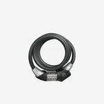 Ein aufgerolltes schwarzes Kabelschloss mit silbernem Kombinationszifferblatt und schwarzem Gehäuse auf einem schlichten weißen Hintergrund.