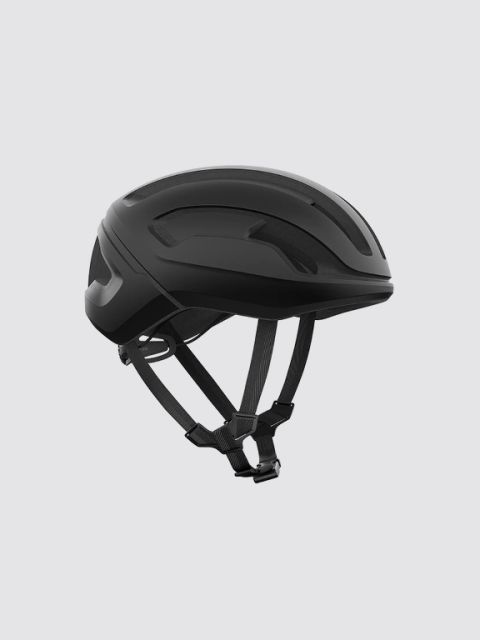 Casco de bicicleta negro con ranuras de ventilación y correas de barbilla ajustables, visto de lado sobre un fondo gris claro liso.