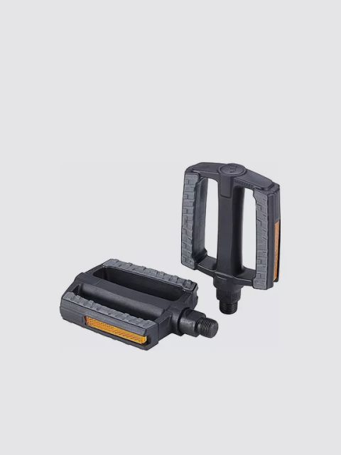 Dos pedales de bicicleta negros con agarre texturizado y tiras reflectantes naranjas sobre un fondo gris claro liso.