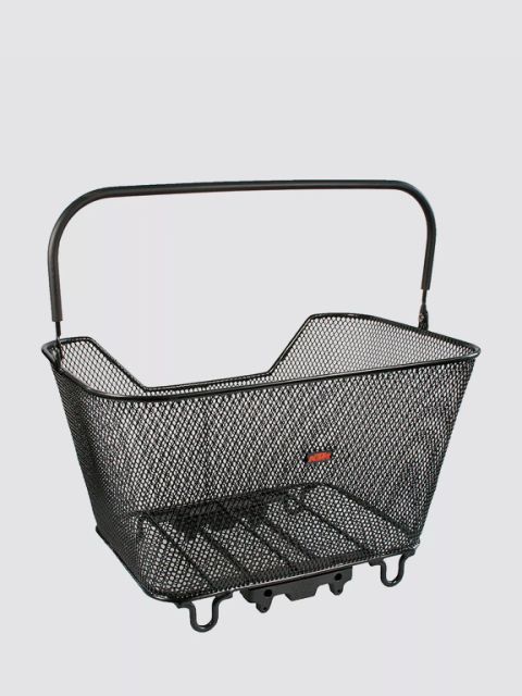 Cesta de bicicleta negra de alambre metálico con asa, diseñada para transportar objetos, mostrada sobre un sencillo fondo gris claro.