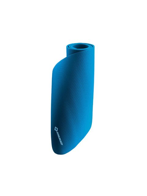 Una esterilla de yoga o de ejercicios azul enrollada con una superficie texturizada de pie verticalmente sobre un fondo blanco.