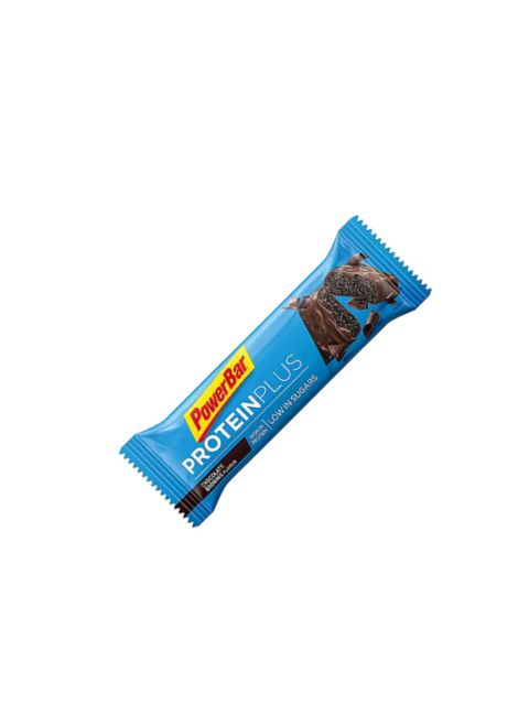 Barra de proteína PowerBar ProteinPlus con sabor a chocolate en un envoltorio azul sobre un fondo blanco.
