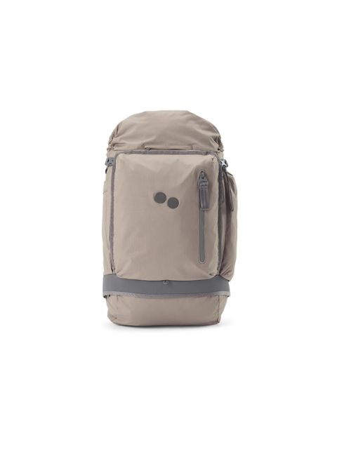 Mochila gris claro con un bolsillo con cremallera en la parte delantera, dos puntos de logotipo circulares oscuros y compartimentos laterales e inferiores adicionales, representada sobre un fondo blanco.