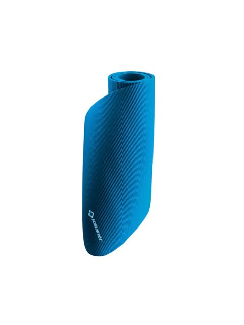 Una esterilla de gimnasia o yoga azul enrollada con una superficie texturizada, de pie sobre un fondo blanco.