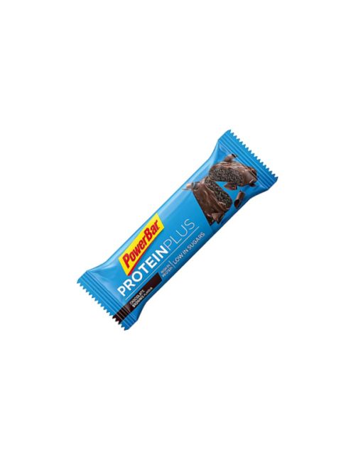 Una barra PowerBar Protein Plus en un envoltorio azul con un motivo de chocolate en la cubierta, representada sobre un fondo blanco.