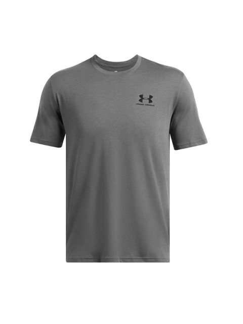 Camiseta gris de manga corta de Under Armour con un pequeño logo negro y el nombre de la marca en el lado izquierdo del pecho sobre un fondo blanco.