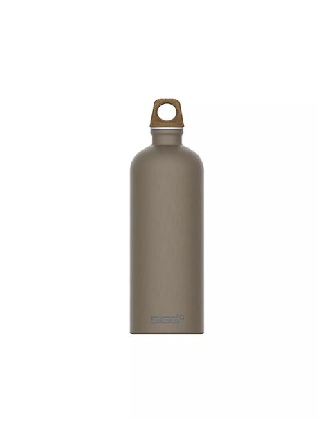 Una botella de agua SIGG reutilizable de color gris mate con tapón de rosca y asa de lazo marrón sobre un fondo blanco liso.