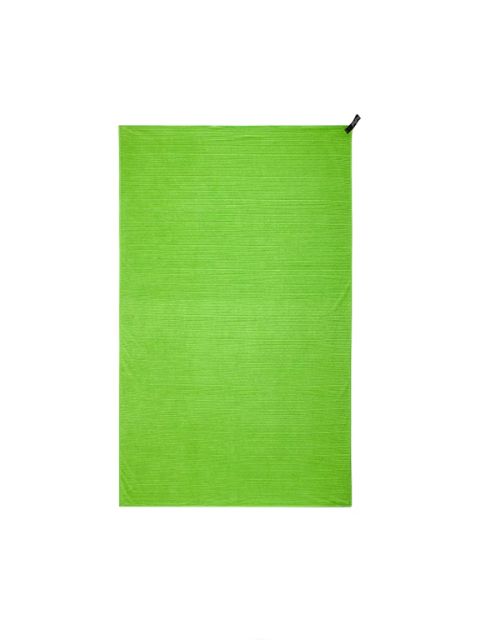 Toalla rectangular de color verde brillante con un pequeño lazo negro para colgar en la esquina superior derecha, representada sobre un fondo blanco liso.