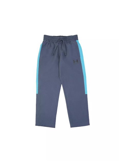 Pantalón de chándal gris oscuro con cintura elástica, rayas laterales azules y cordón, con el logotipo de Under Armour en el lado izquierdo.