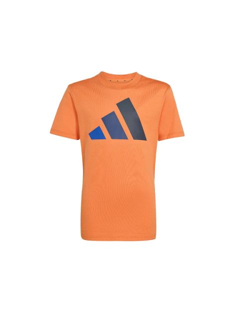 Camiseta naranja de manga corta con un gran logotipo de Adidas en azul y negro en la parte delantera, representada sobre un fondo blanco liso.