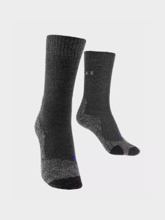 Un par de calcetines gris oscuro con detalles en gris claro se muestra sobre un fondo blanco liso. La palabra "DAMAS" está superpuesta en letras blancas en negrita sobre la imagen.