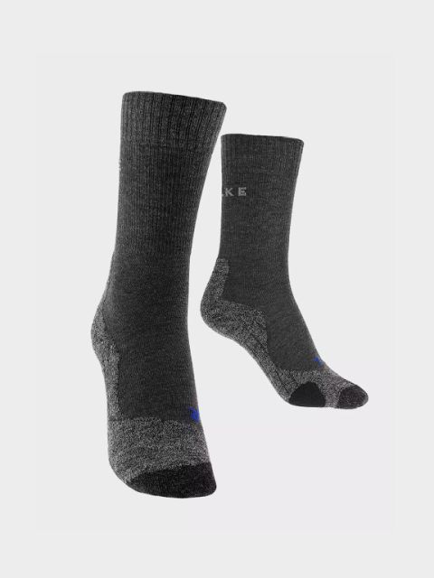 Un par de calcetines gris oscuro con detalles en gris claro se muestra sobre un fondo blanco liso. La palabra "DAMAS" está superpuesta en letras blancas en negrita sobre la imagen.