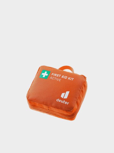 Botiquín de primeros auxilios abierto con vendajes, tijeras y material médico en una bolsa roja y negra. En la parte superior se lee en negrita y blanco "BOTIQUINES DE PRIMEROS AUXILIOS".