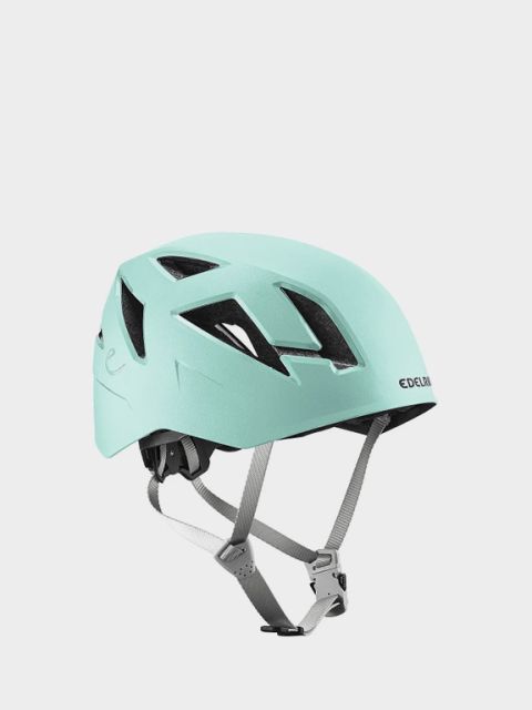 Casco de escalada verde con correas ajustables sobre un fondo gris. En la parte superior izquierda, en letras blancas y negritas, se lee "CASCOS DE ESCALADA".