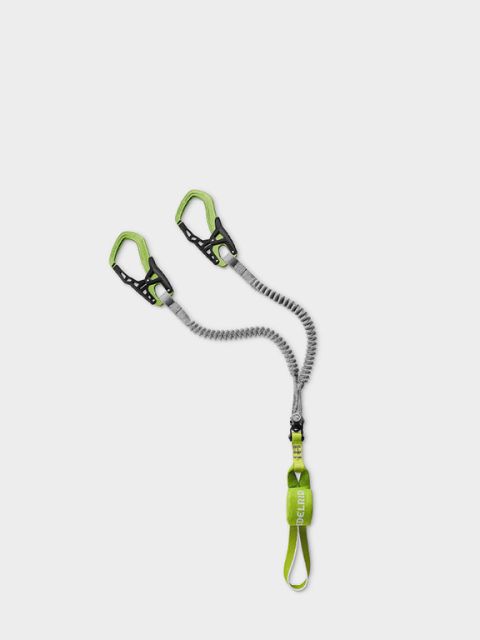 Equipo de escalada verde plateado con dos mosquetones y bandas elásticas sobre un fondo blanco. La inscripción "ESCALADA & VÍA FERRATA" en la parte superior indica escalada y vía ferrata.