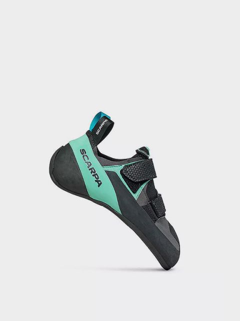 Zapato de escalada naranja y negro con cierre de velcro y suela texturizada. El texto "ZAPATOS DE ESCALADA" está en negrita blanca en la esquina superior izquierda. El fondo es blanco liso.