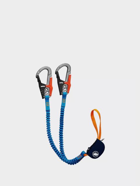 Sobre un fondo sencillo, se muestra un kit de vía ferrata con dos mosquetones naranja y negro, cuerdas elásticas y una bolsa de seguridad. En la parte superior izquierda está el texto "Kits de vía ferrata".