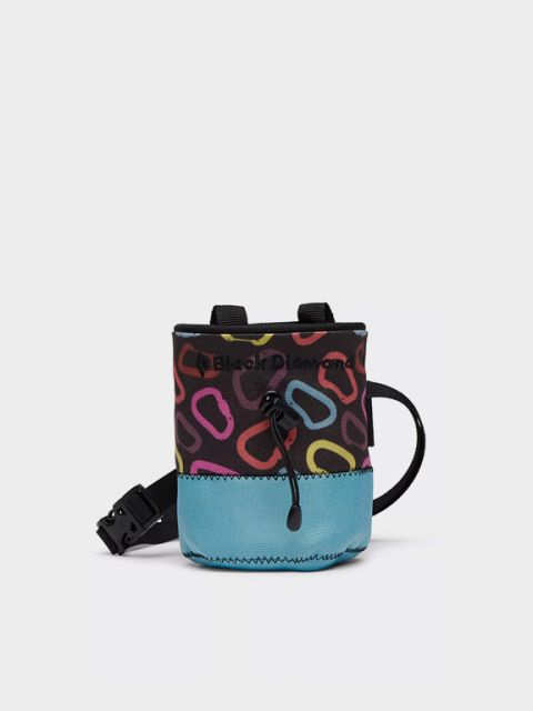 Colorida bolsa de magnesio para escalada con diseño geométrico en rojo, azul y negro. Tiene un cordón amarillo y está sobre un fondo blanco. En la parte superior izquierda está el texto "ACCESORIOS DE ESCALADA".