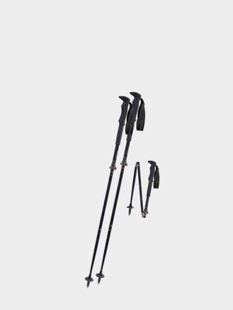 Sobre un fondo gris claro, se muestran tres bastones de trekking negros. Arriba a la izquierda se lee "BASTONES DE SENDERISMO" en negrita y blanco.