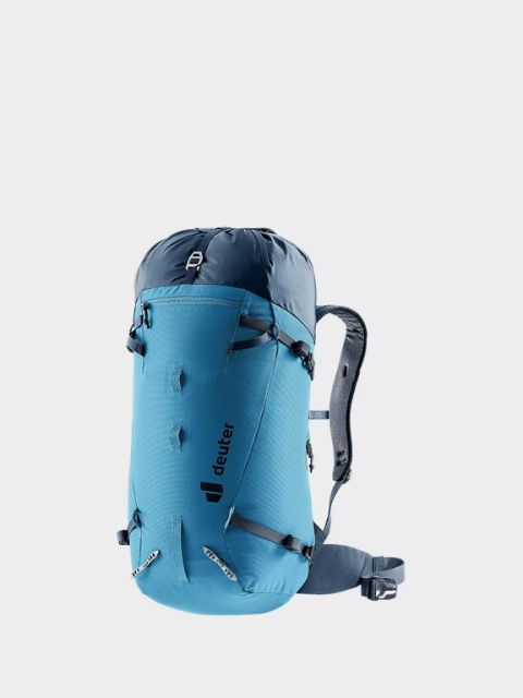 Sobre un fondo gris claro, se muestra una mochila Ortovox verde con bolsillos laterales de malla y soportes para piolets. En la parte superior izquierda, en letras blancas y negritas, se lee "Mochilas alpinas".